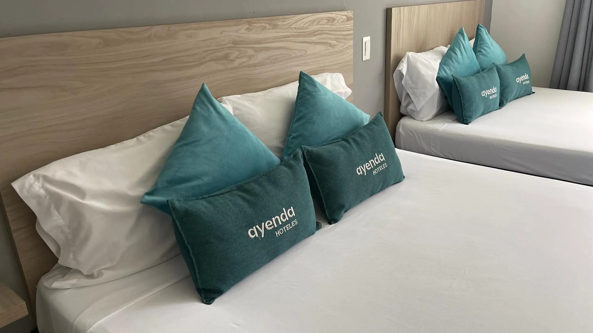 Hotel 12 Nights Medellin Colombia