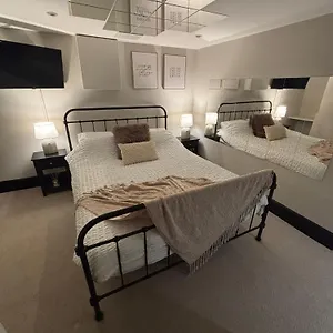 Private & Modern En-suite Town Centre Self Check-in , Barnsley United Kingdom