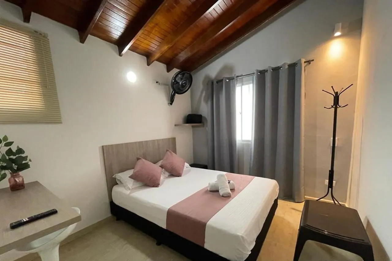 Hotel 12 Nights 麦德林 0*,  哥伦比亚