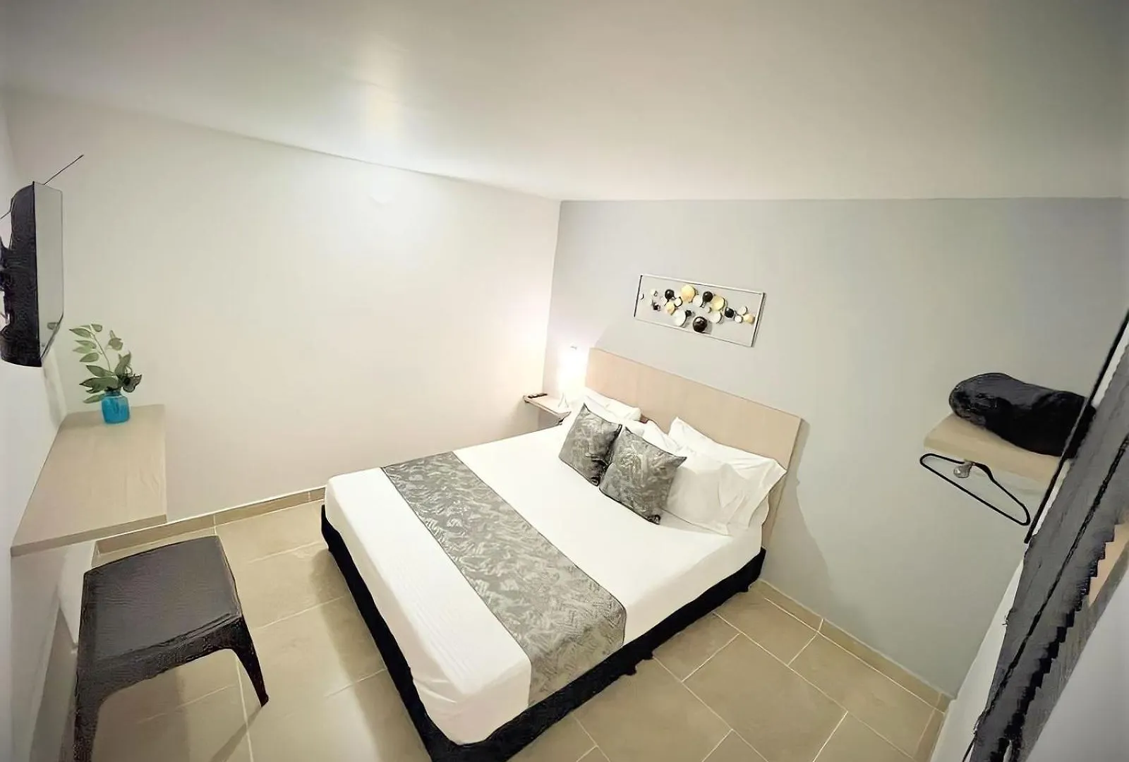 招待所 Hotel 12 Nights 麦德林