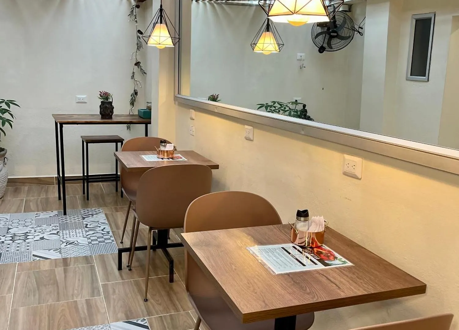 招待所 Hotel 12 Nights 麦德林