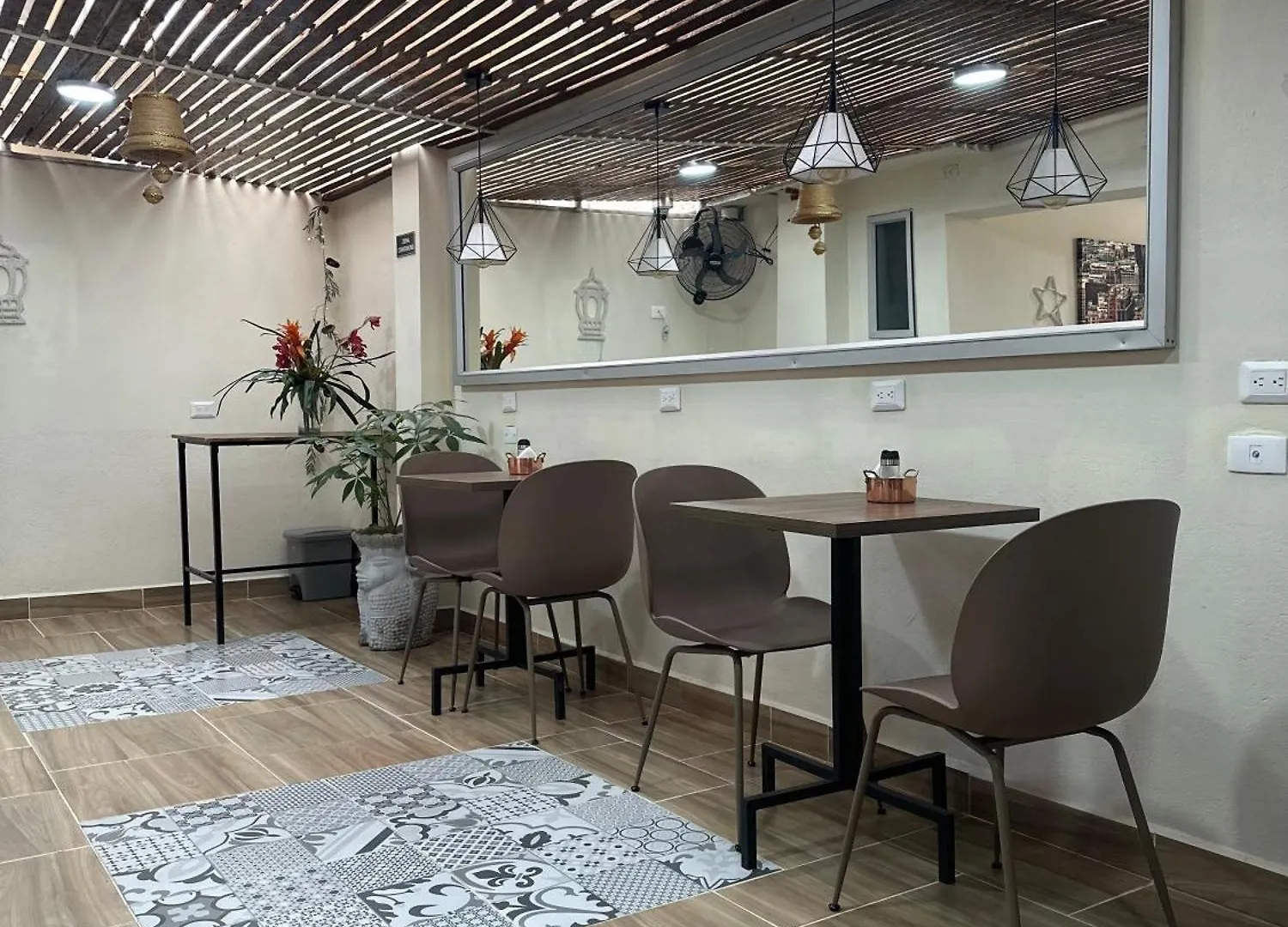 招待所 Hotel 12 Nights 麦德林